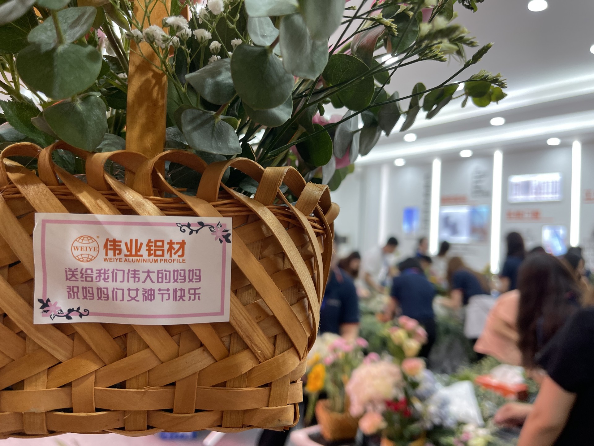 偉業鋁材 | 送她小花花，把愛給媽媽